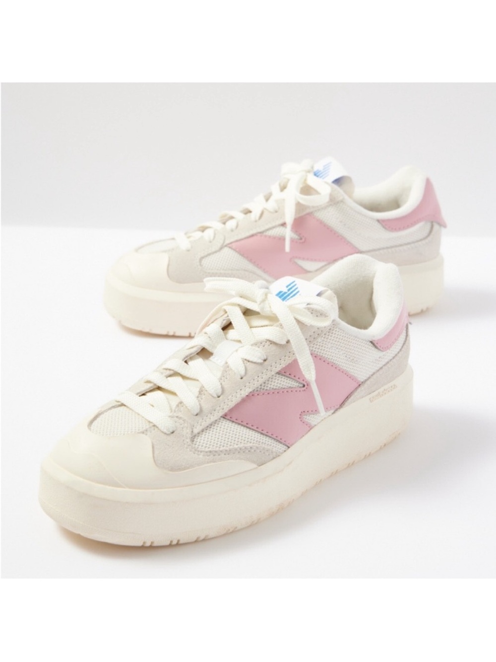 CT302 Sneaker New Balance used. White and pink size 5.5 chunky platform